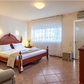 4 bedroom villa with pool close to beach on Akrotiri peninsula, sleeps 8